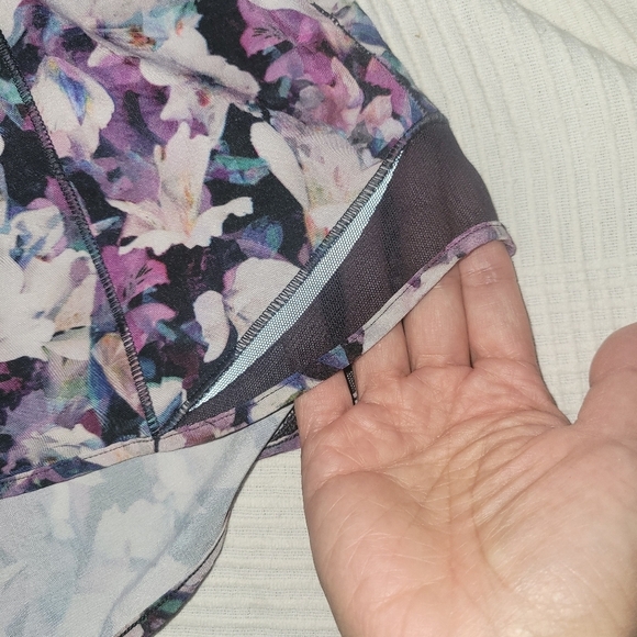 Lululemon Hotty Hot Short floral mesh trim size  6 tall - Picture 4 of 7